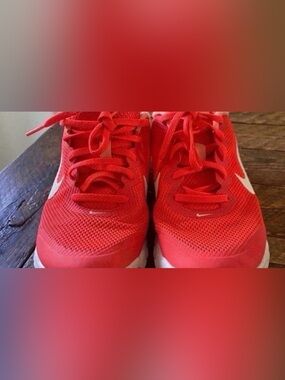 Women’s Nike Athletic Sneakers - Breathable Lace-Up Trainer (Size 8 1/2)